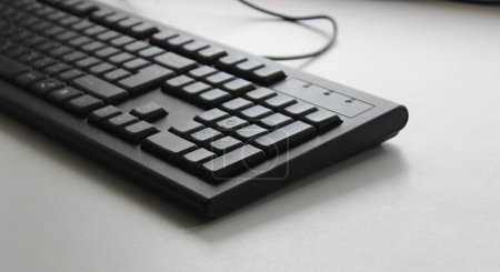 Drahteingabe der schwarzen Tastatur auf weißer Oberfläche Detailliertes Archivbild 
