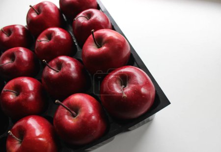 Téléchargez les photos : Pommes rouges juteuses à l'intérieur des compartiments de rangement pour fruits - en image libre de droit