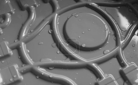 Gouttes de condensation sur un fond de surface en plastique noir avec des lignes courbes et un motif de cercle 