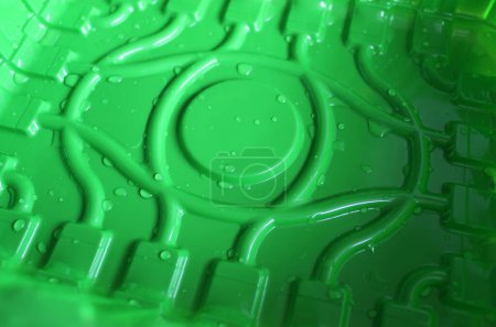 Grün gemusterte Kunststoffoberfläche mit Kondensattropfen Detailliertes Aktienfoto für die Kunststoffentsorgung Hintergründe