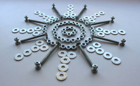 Estrella metafórica hecha con pequeños artículos de hierro en vista de ángulo blanco 