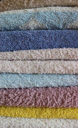 Foto de Pila de toallas plegadas de colores primer plano foto de stock para la historia vertical - Imagen libre de derechos