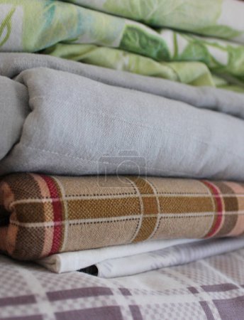 Falten der gemütlichen häuslichen Vielfalt Größe und Farben Bettwäsche im Schrank 