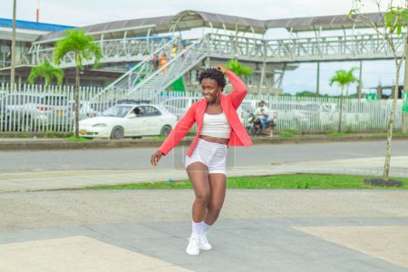 Photo for Joven afro baila al estilo urbano en el centro de la ciudad - Royalty Free Image