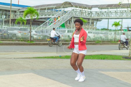 Photo for Joven afro baila al estilo urbano en el centro de la ciudad - Royalty Free Image