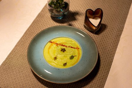 Bratkartoffeln mit Rosmarin auf weißem Teller auf einem Holztisch mit Serviette