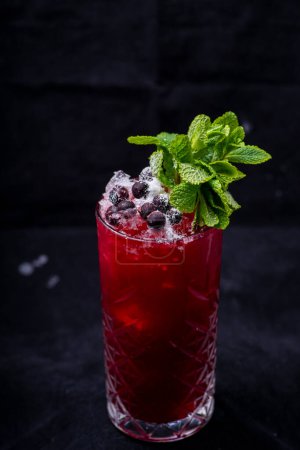 Téléchargez les photos : Cocktail avec glace et feuilles de menthe. - en image libre de droit