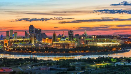 Téléchargez les photos : Vue de la partie centrale de la ville d'Astana avec la résidence du Président du Kazakhstan sous le ciel expressif de l'été - en image libre de droit