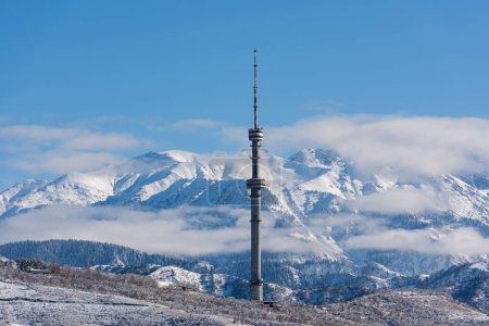 Téléchargez les photos : La célèbre tour de télévision d'Almaty (Kazakhstan), située à plus de 1400 mètres d'altitude sur fond de montagnes enneigées - en image libre de droit