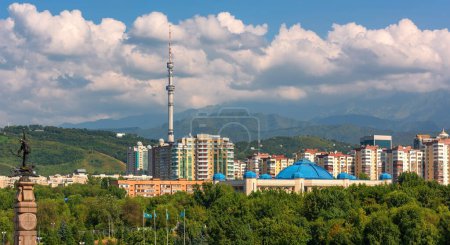 Foto de El mayor centro económico y cultural de Kazajstán es la ciudad de Almaty en un día de verano.. - Imagen libre de derechos
