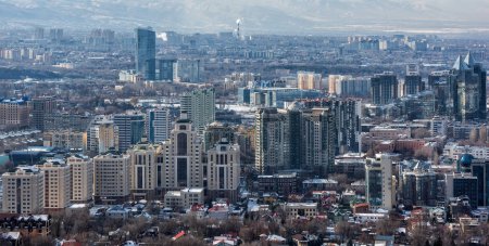 La parte central de la ciudad kazaja más grande de Almaty en un día de invierno