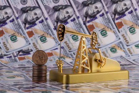 Téléchargez les photos : A gold miniature oil pump and a US$1 coin against a US$100 bill - en image libre de droit