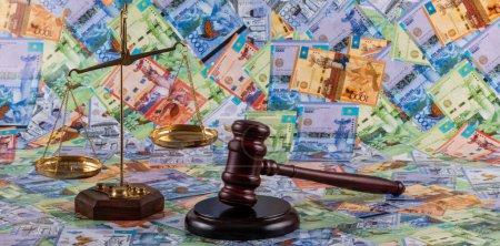 Téléchargez les photos : Judge's gavel and golden scales against the background of Kazakhstani banknotes - tenge - en image libre de droit