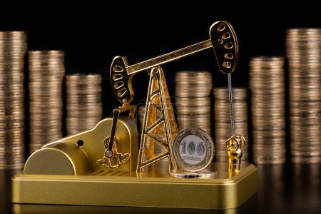 Téléchargez les photos : Oil pump made of gold and columns of Kazakhstani coins in denominations of 100 tenge - en image libre de droit