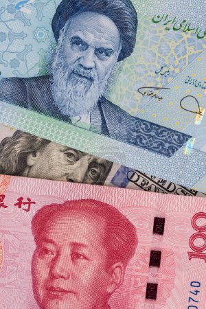 Foto de Fragmentos de billetes de 100 yuanes chinos, 2-20000 reales iraníes, 100 USD - Imagen libre de derechos