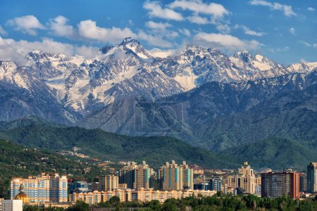 Die Gipfel des Sailiysky Alatau über der kasachischen Stadt Almaty