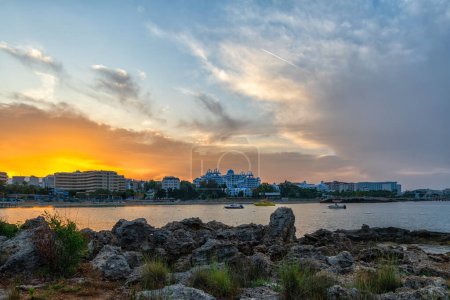 Téléchargez les photos : Ciel matinal pittoresque sur les hôtels touristiques à proximité de la ville turque d'Alanya sur la côte méditerranéenne - en image libre de droit