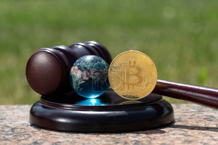 Foto de Martillo del juez, moneda de oro con símbolo criptomoneda bitcoin y globo simbólico de vidrio - Imagen libre de derechos