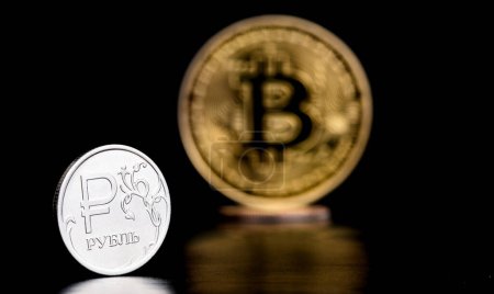 Téléchargez les photos : Pièce de monnaie avec symbole de rouble russe et pièce de monnaie avec Bitcoin crypto-monnaie symbole - en image libre de droit