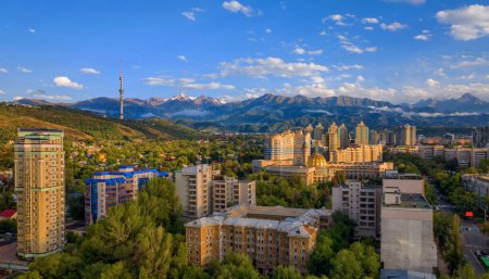 Téléchargez les photos : Vue depuis un quadrocopter sur les contreforts de la ville kazakhe d'Almaty lors d'une soirée d'été - en image libre de droit
