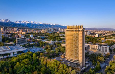 Téléchargez les photos : Almaty, Kazakhstan, 09.05.2023.Vue depuis un quadrocopter sur les contreforts de la ville kazakhe d'Almaty - en image libre de droit