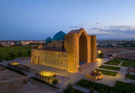 Blick aus einem Quadrocopter auf das mittelalterliche Mausoleum von Khoja Achmet Yassaui in der kasachischen Stadt Turkestan - dem Herzen der türkischen Welt