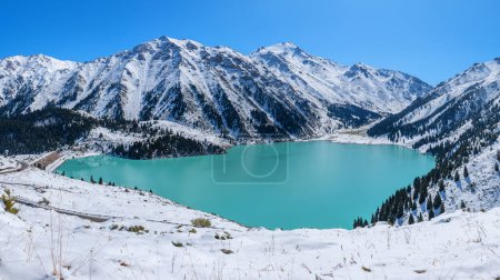 Großer Almaty-See in den Bergen der Region Almaty (Kasachstan) an einem sonnigen Herbstmorgen nach dem ersten Schneefall
