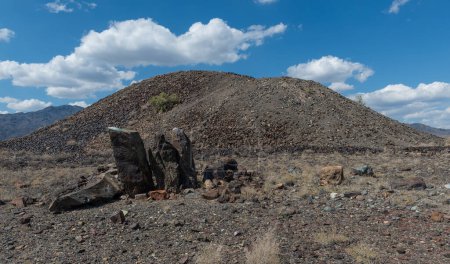 Foto de Un montículo de un complejo de entierros de la era Saka, que data de los siglos VI-IV aC, ubicado en el valle del río Ili en el territorio del Parque Nacional Natural del Estado de Altyn-Emel en Kazajstán - Imagen libre de derechos