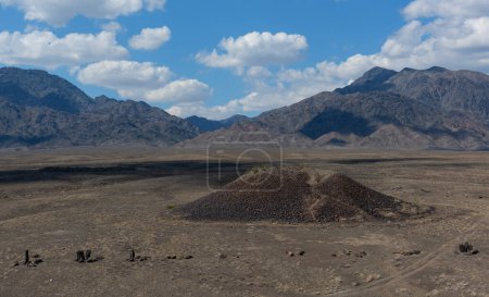 Foto de Un montículo de un complejo de entierros de la era Saka, que data de los siglos VI-IV aC, ubicado en el valle del río Ili en el territorio del Parque Nacional Natural del Estado de Altyn-Emel en Kazajstán - Imagen libre de derechos