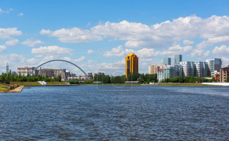 Téléchargez les photos : La rivière Ishim dans le centre de la capitale du Kazakhstan, Astana - en image libre de droit