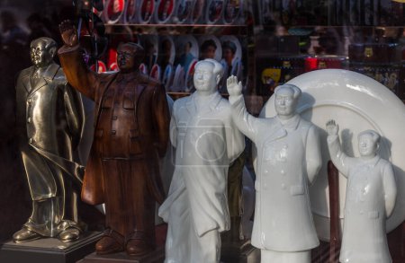 Foto de Figuras pequeñas del Presidente Mao en exhibición en una tienda de recuerdos en el centro de Beijing - Imagen libre de derechos