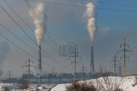 Téléchargez les photos : Centrale thermique au charbon fumeur et lignes de transport d'électricité à haute tension un jour d'hiver - en image libre de droit
