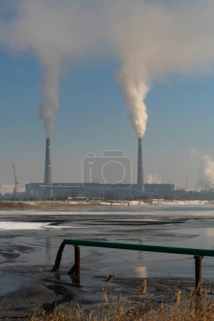Téléchargez les photos : Les cendres usées d'une centrale au charbon sont versées dans une installation de stockage spéciale un jour d'hiver.. - en image libre de droit