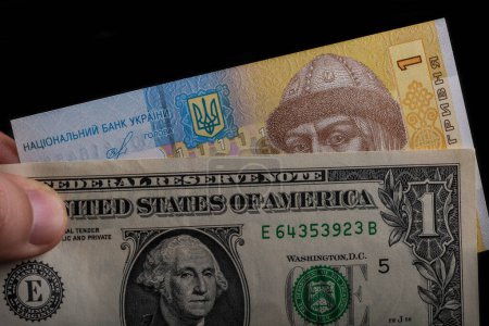 Billets en coupures de 1 hryvnia ukrainienne et 1 dollar américain