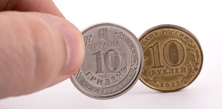 Pièces en coupures de 10 hryvnia ukrainienne et 10 roubles russes