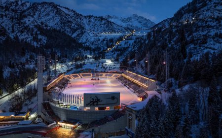 Téléchargez les photos : Almaty, Kazakhstan. 02.13.2024.Le célèbre stade de glace Medeu avec l'inscription "Medeu ice stadium" en russe et kazakh un soir d'hiver - en image libre de droit