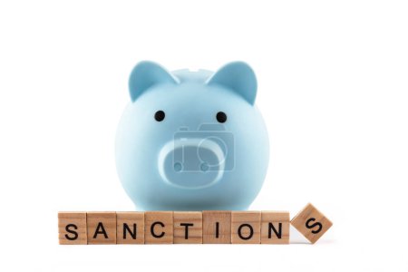 Blaues Sparschwein und die Worte "Sanktionen"