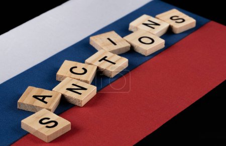 Russische Flagge und das Wort "Sanktionen""
