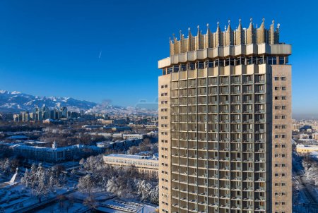 Téléchargez les photos : Vue panoramique depuis un quadcopter de la ville kazakhe d'Almaty et de la chaîne de montagnes Trans-Ili Alatau par une matinée d'hiver enneigée - en image libre de droit
