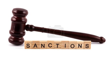 Richterhammer und das Wort "Sanktionen" auf weißem Hintergrund