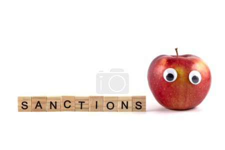 Roter Apfel mit Augen und dem Wort "Sanktionen" auf weißem Hintergrund