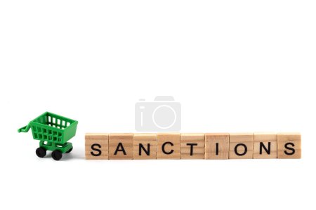 Leere Supermarkt-Einkaufswagen und das Wort "Sanktionen" auf weißem Hintergrund