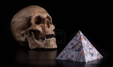 Priamida mit einem Bild von 100-Dollar-Scheinen und einem menschlichen Schädel