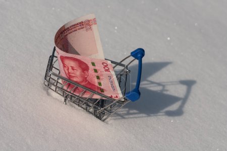 Billete de 100 Yuan chino en la nieve