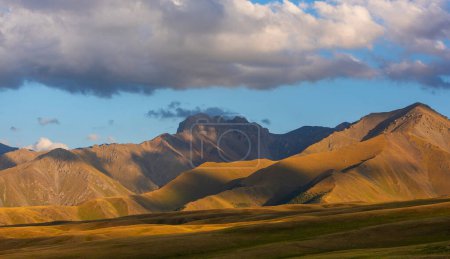 Téléchargez les photos : Une chaîne de montagnes pittoresque et un plateau dans les montagnes du Dzhungar Alatau à la frontière du Kazakhstan et de la Chine - en image libre de droit