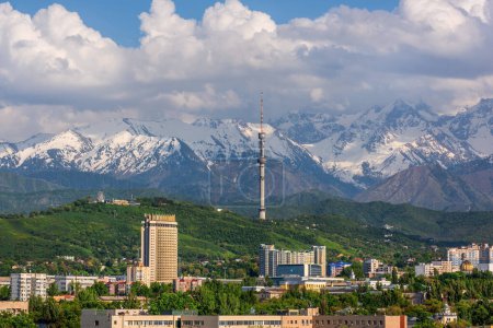 Téléchargez les photos : Vue panoramique de la plus grande ville kazakhe Almaty un soir de printemps - en image libre de droit