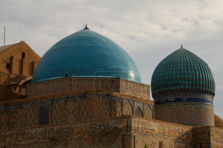 Die Kuppeln des mittelalterlichen Mausoleums von Khoja Achmet Yassawi in der kasachischen Stadt Turkestan - dem Herzen der türkischen Welt