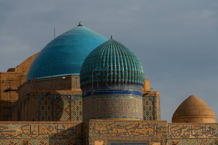 Die Kuppeln des mittelalterlichen Mausoleums von Khoja Achmet Yassawi in der kasachischen Stadt Turkestan - dem Herzen der türkischen Welt