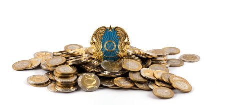 Wappen der Republik Kasachstan und Münzen im Wert von 100 und 200 kasachischen Tenge