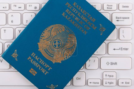 Pasaporte de la República de Kazajstán en un teclado de ordenador
